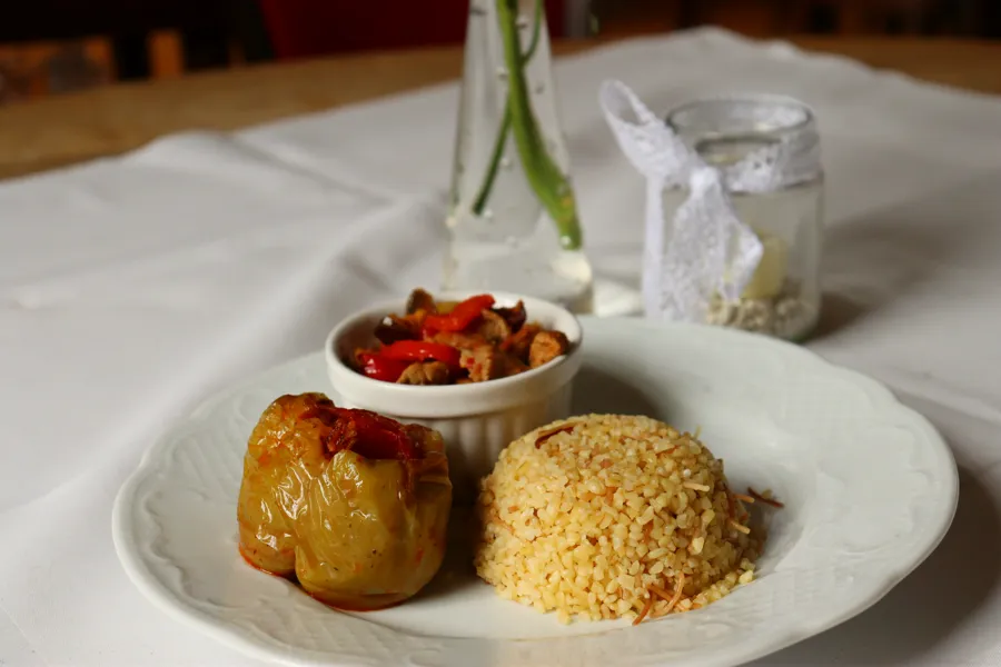 Gefüllte Paprika mit Bulgur-Reis und Fleischpfanne