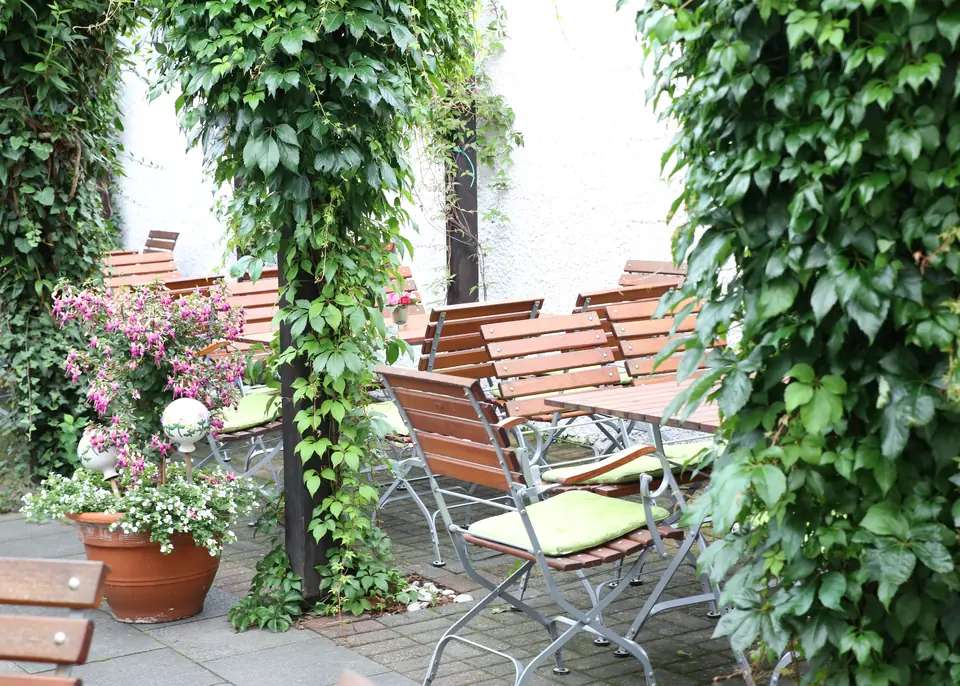 Biergarten mit begrünter Laube