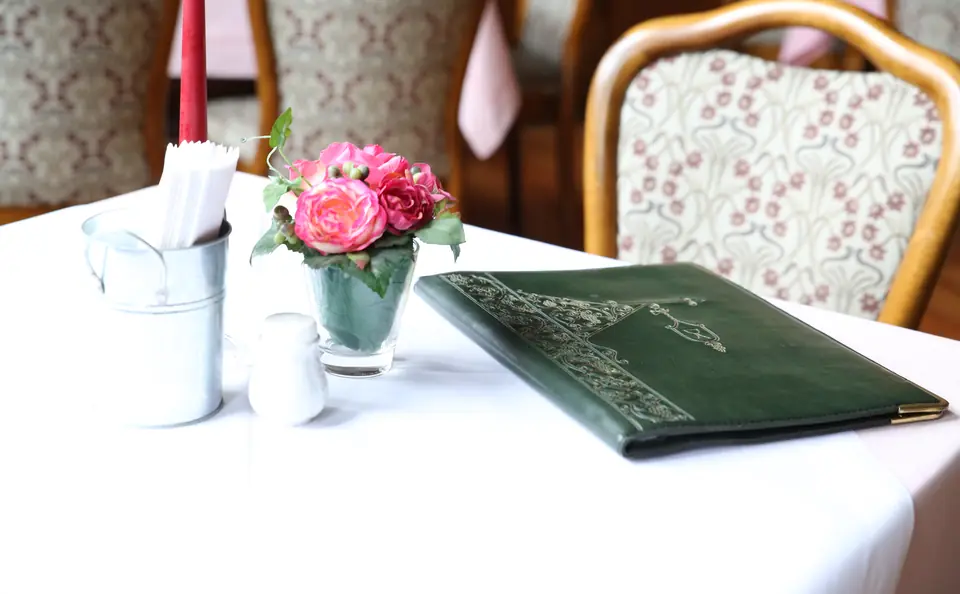 Gedeckter Tisch mit Speisekarte