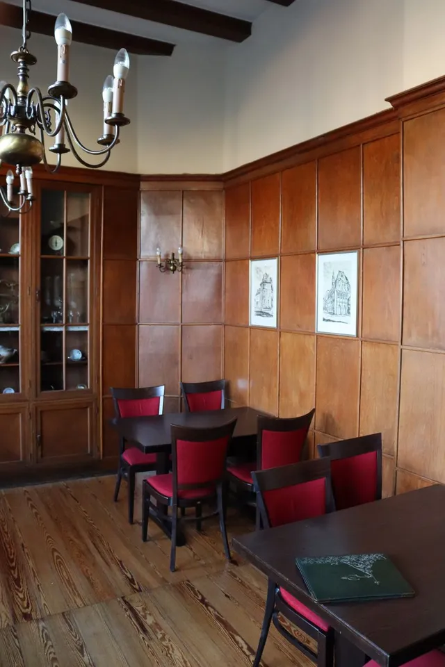 Casino-Stübchen mit Holzvertäfelung